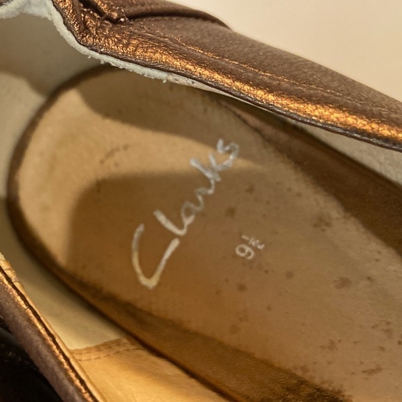 Clarks~Metallic Bronze Leather Slip-On Ballet Flat~Bow Detail~Round Tie~Size 9.5 - Picture 7 of 15